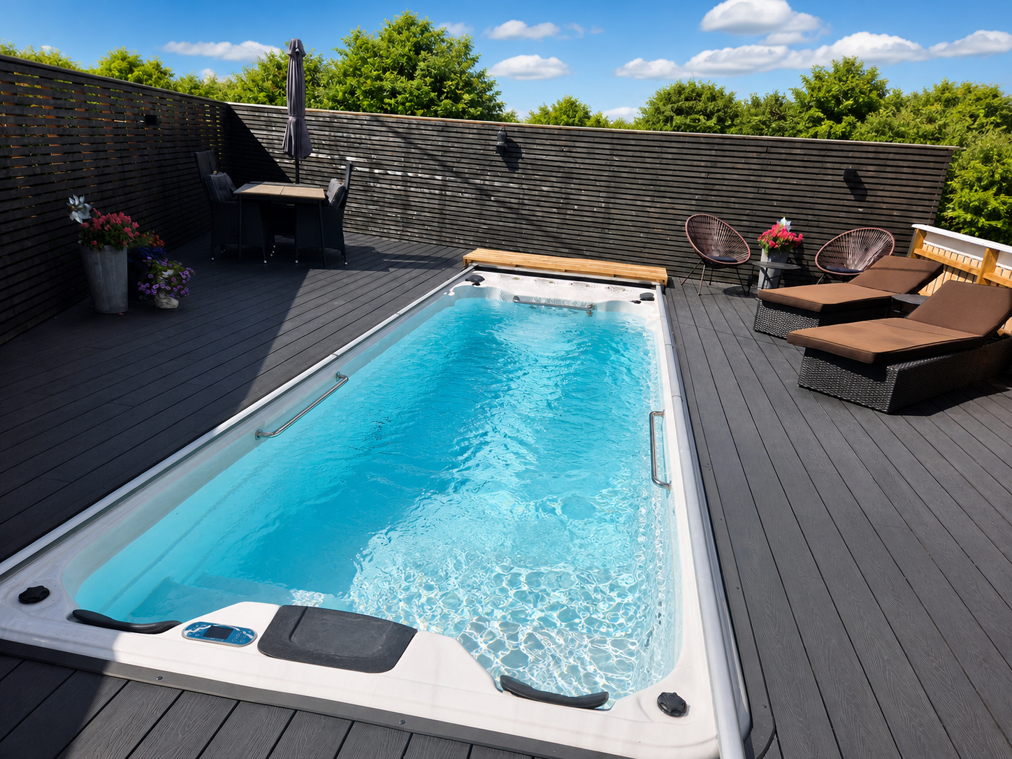 BassengInfo sitt demobasseng på en moderne terrasse